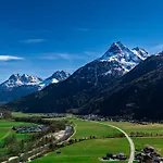 Elke's Oetztal - Nahe Therme, Herzlich, Stilvoll, Aussichtsreich Appartement Längenfeld